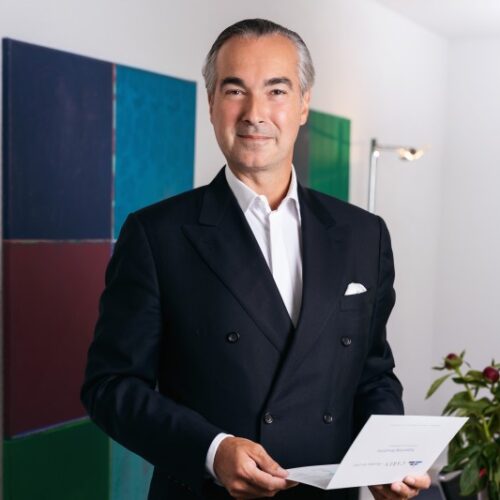 Portrait of Dr. Ariel Sergio Davidoff, an experienced lawyer and partner at Davidoff Law, specialising in international business law and wealth management.