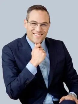 Portrait of Raphael Nikola Züger, Swiss attorney and notary, Of Counsel at Davidoff Law, expert in corporate and digital asset law